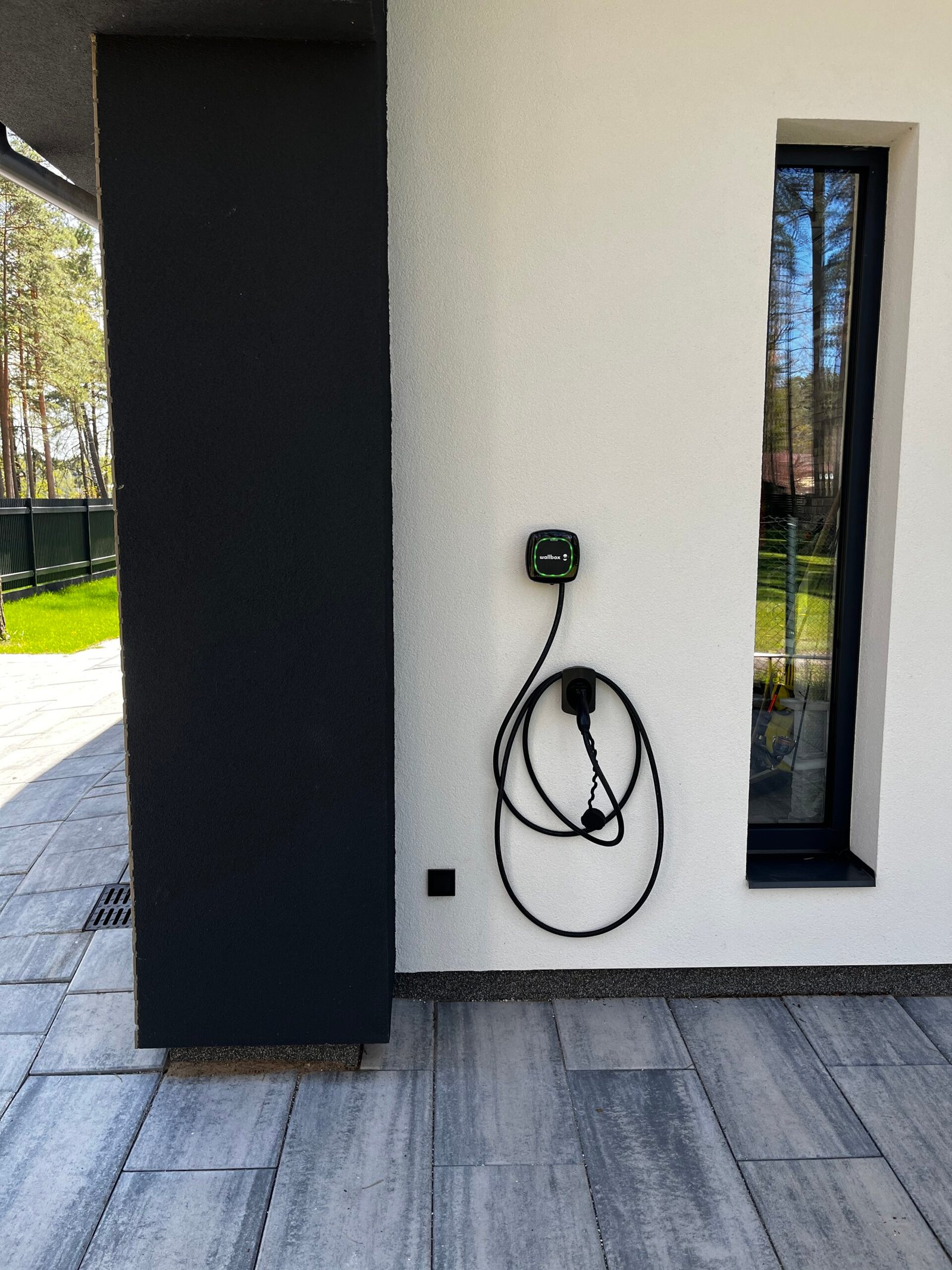 Melns un Balts 22kW Wallbox