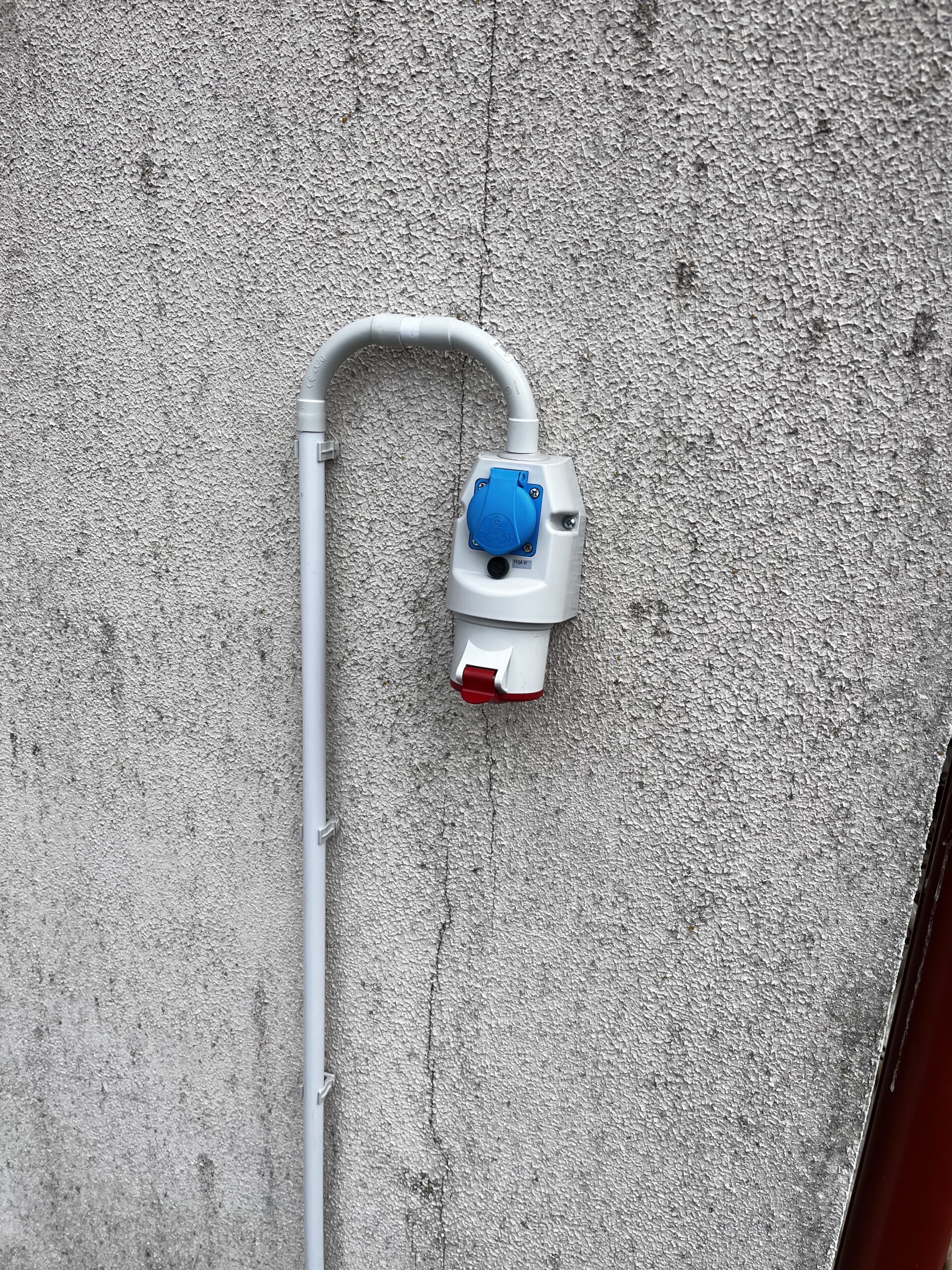 3F ar 220 uz fasādes