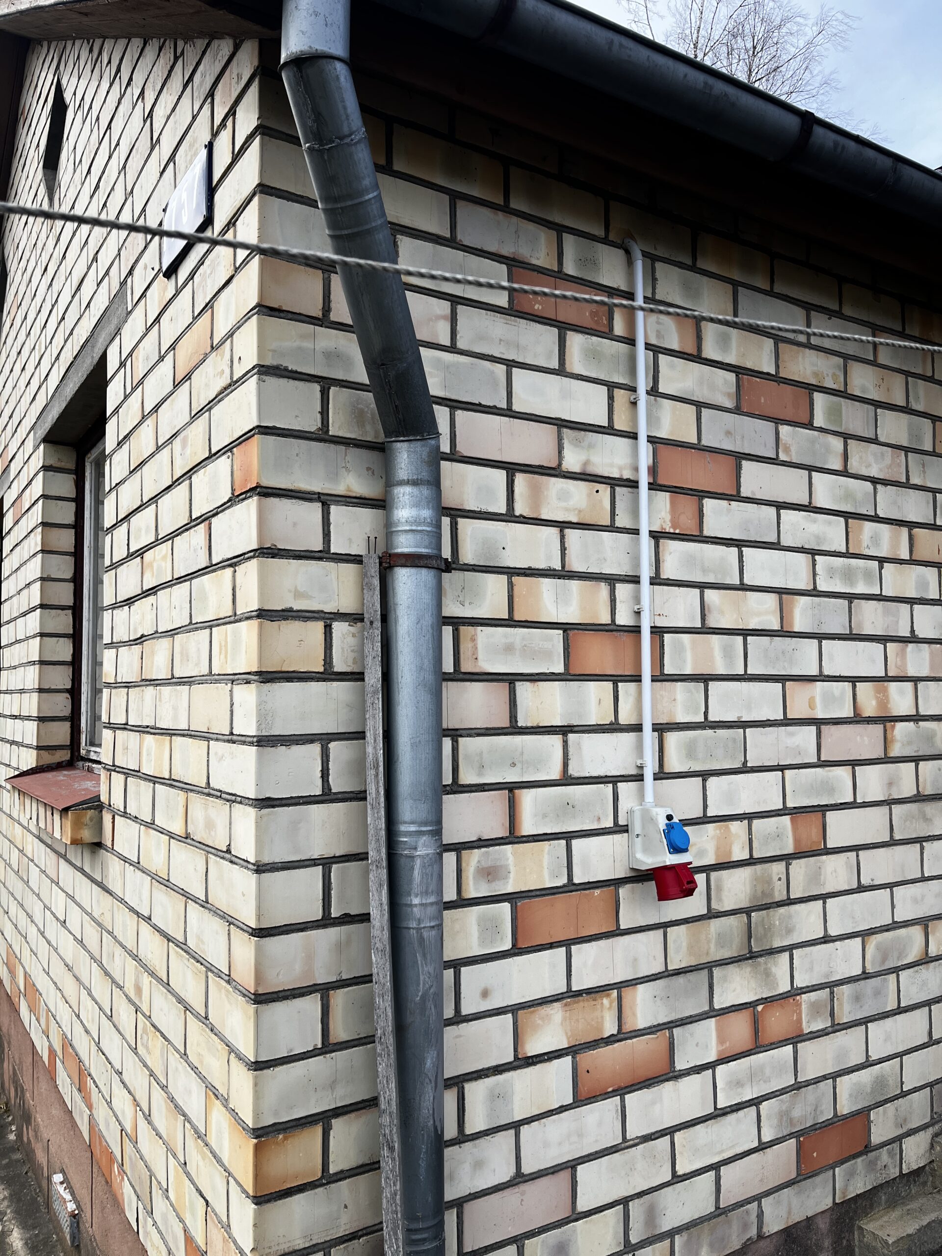 Lādējiet auto laukos