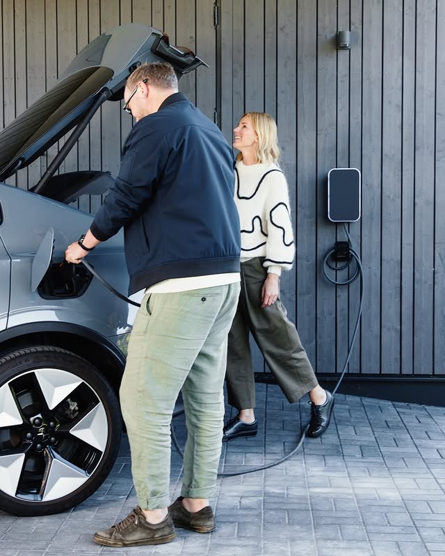 VOOL uzlādes stacija — iebūvēts kabelis un sakārtots kabeļa risinājums