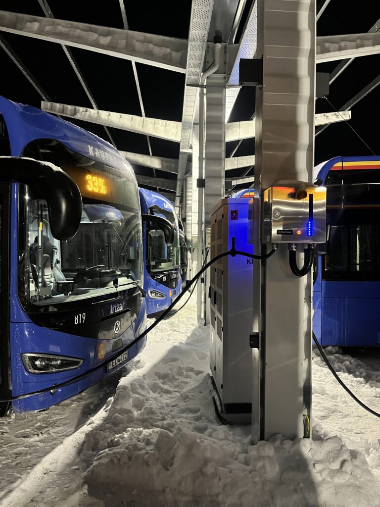 DC uzlādes stacijas autobusu depo — lieljaudas uzlāde autoparkam