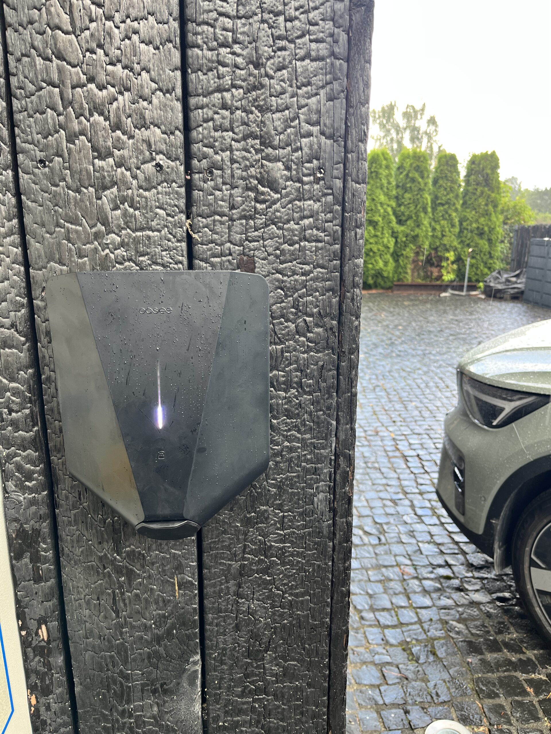 Easee lādētājs mājai — uzlādes kabelis tiek izmantots vairākās vietās