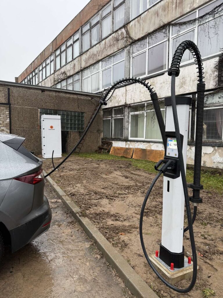 DC lādētāju izvietojums depo — ērta piekļuve transportam un loģistika