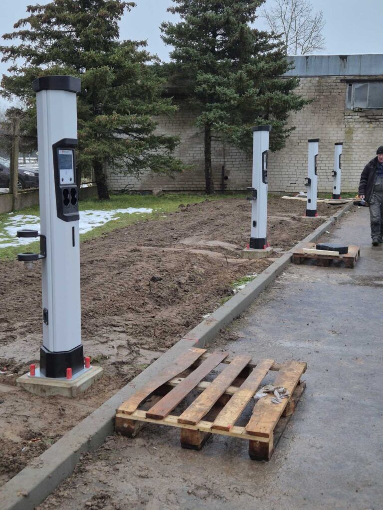 Kabeļu trase DC uzlādei — tranšeja, caurules un maršrutēšana teritorijā