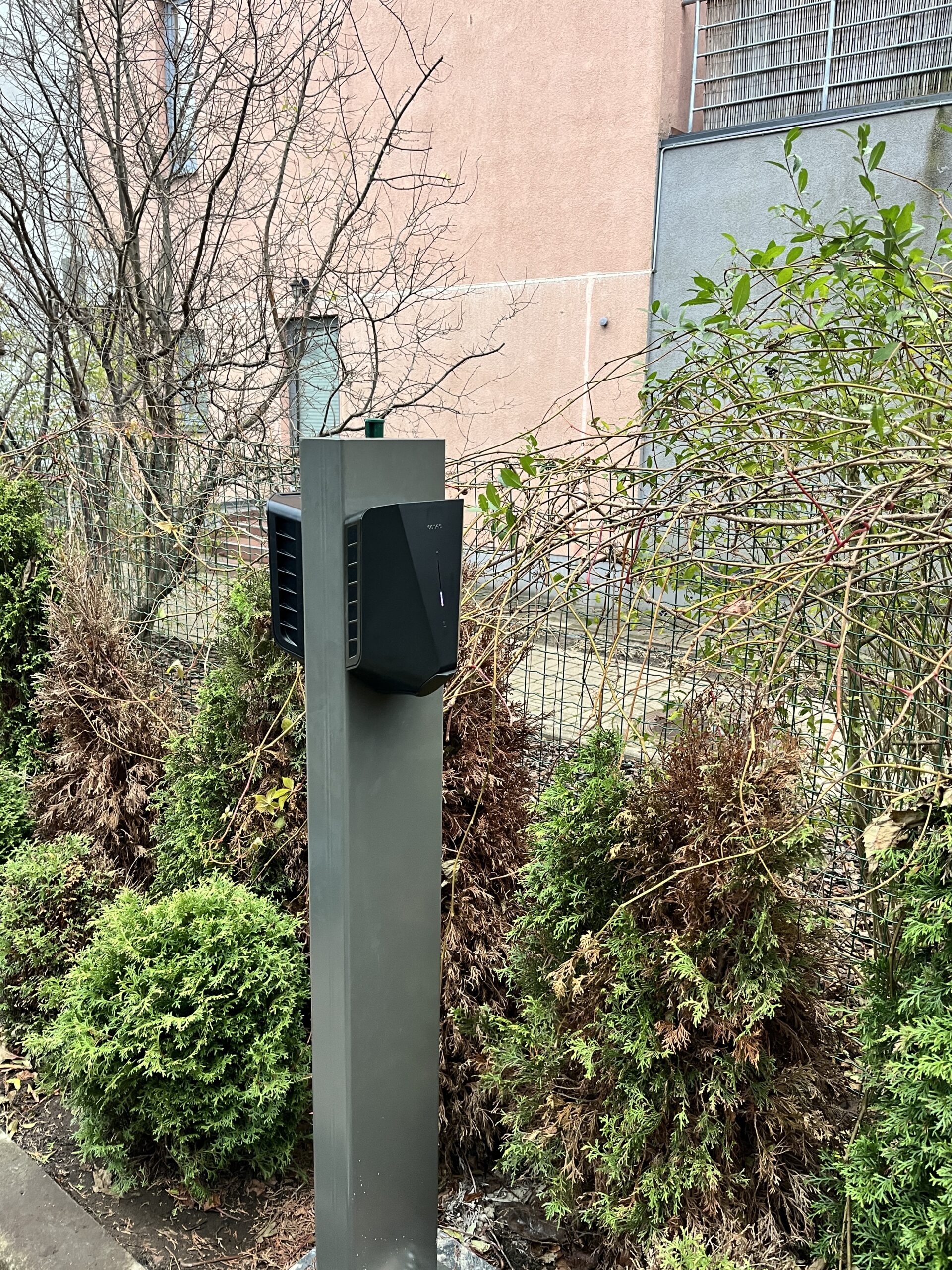 Easee lādētājs vairākos krāsu izpildījumos — wallbox mājai un biznesam